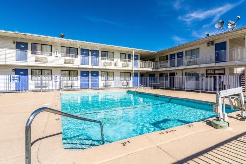 Πισίνα στο ή κοντά στο Motel 6-Lumberton, NC