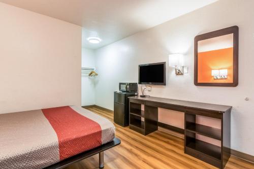 Μια τηλεόραση ή/και κέντρο ψυχαγωγίας στο Motel 6-Lumberton, NC