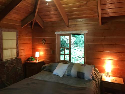 Un pat sau paturi într-o cameră la Casa Orilla Lago Villarrica
