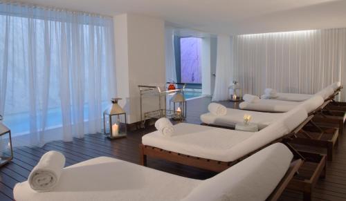 Habitación con 4 camas de masaje y velas. en Yoo Apartamento - Rental Club, en Punta del Este