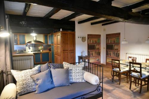 un soggiorno con divano e una cucina di La dimora di Civita a Bagnoregio