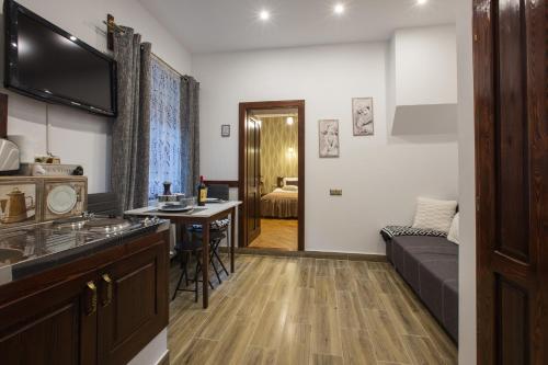 eine Küche und ein Wohnzimmer mit Sofa und Tisch in der Unterkunft History Apartments Cetății in Sibiu