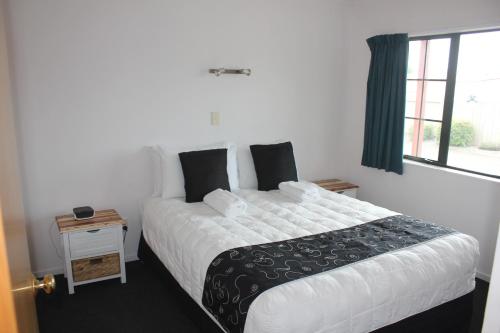 Postel nebo postele na pokoji v ubytování Kiwi Court Motel