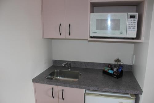 Virtuvė arba virtuvėlė apgyvendinimo įstaigoje Kiwi Court Motel