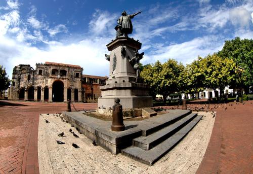 a statue of a man on top of a monument at Hotel Conde de Penalba in Santo Domingo