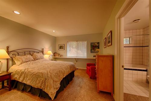 a bedroom with a bed and a bath tub at Suite Sunshine in Yosemite West