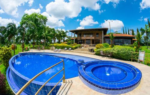 una piscina frente a una casa en Hotel Tata Premium, en Pueblo Tapado