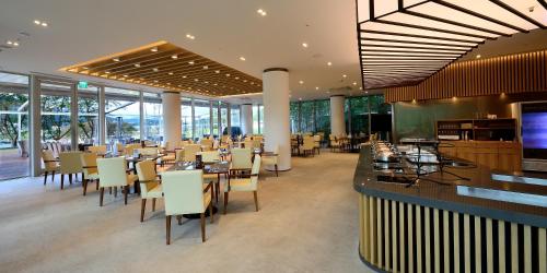 מסעדה או מקום אחר לאכול בו ב-Midas Hotel & Resort