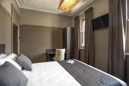 Una cama o camas en una habitación de Nags Head Hotel