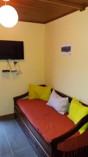 A bed or beds in a room at Carmelo RIVERSIDE Bungalows