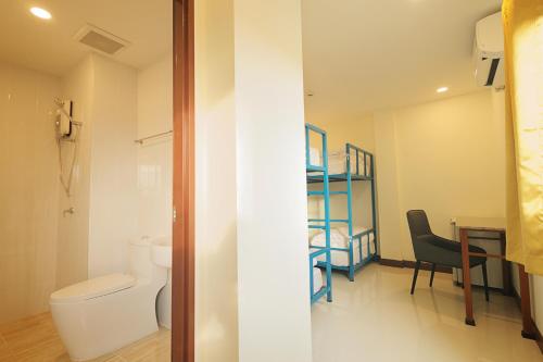Een badkamer bij Happy Hostel