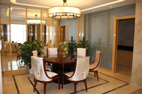 a dining room with a table and chairs at Wyndham HangZhou East in Hangzhou