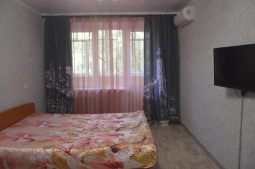Una cama o camas en una habitación de Чкалова 55