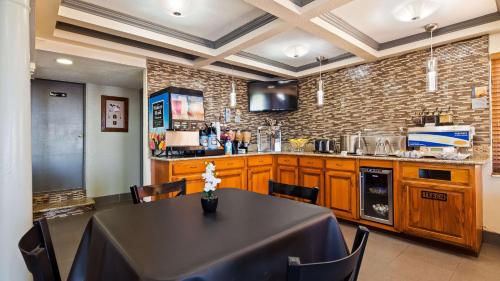 een keuken met een zwarte tafel en een aanrecht bij Best Western Montis Inn in Saint Robert