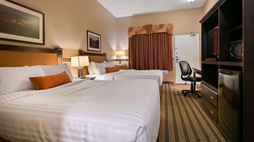 Habitación de hotel con 2 camas y TV en Best Western Diamond Inn, en Three Hills