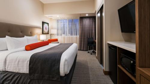 Ένα ή περισσότερα κρεβάτια σε δωμάτιο στο Mountain View Inn & Suites
