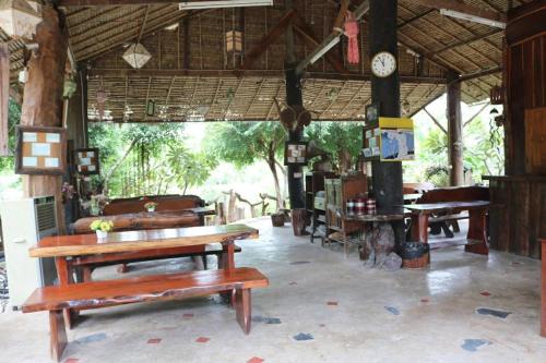 Gallery image of Baandin Rimnum Resort in U Thong