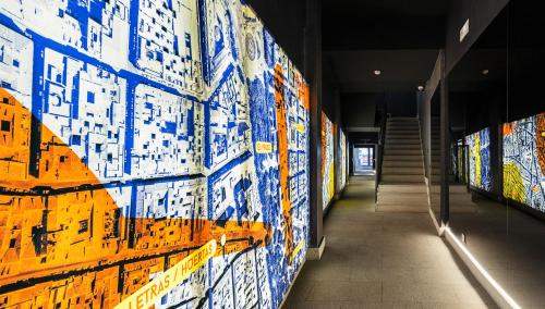 un couloir avec des carreaux bleus et blancs sur un mur dans l'établissement B&B HOTEL Madrid Centro Puerta del Sol, à Madrid