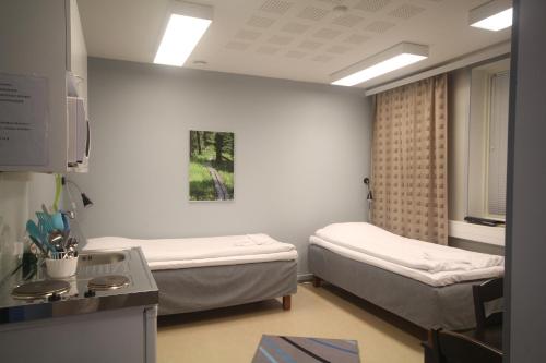 Tempat tidur dalam kamar di Jääskän Loma Hostelli Antin Tupa