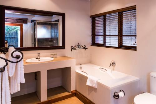 A bathroom at Hluhluwe Lodge by ANEW