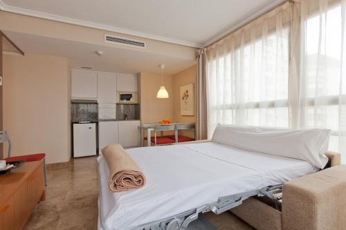 Кровать или кровати в номере Apartamentos Plaza Picasso