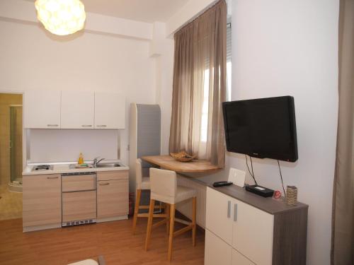 eine Küche mit einem Schreibtisch und einem Flachbild-TV in der Unterkunft Apartment Nirvana in Zagreb