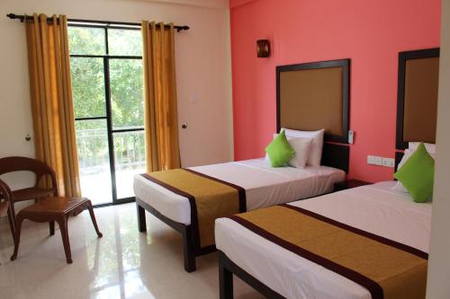 Ліжко або ліжка в номері Organic Garden Resort Sigiriya