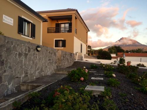 a villa with a view of the mountains at Villa Da Madalena in Madalena