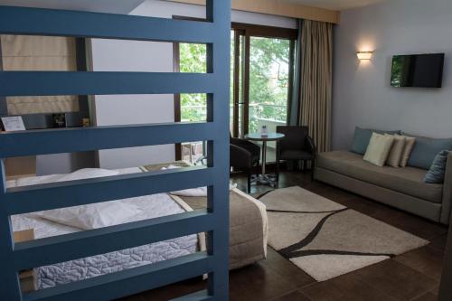 レプトカリヤにあるHotel Ifigeniaのベッドルーム(二段ベッド1組付)、リビングルームが備わります。