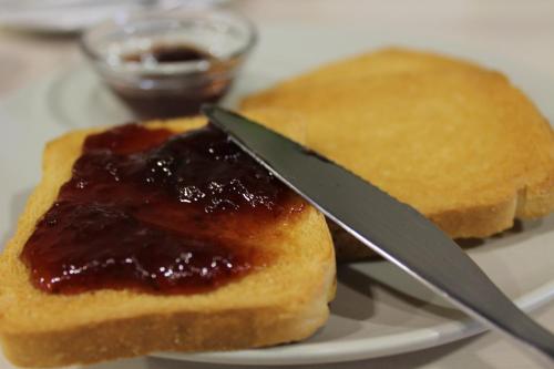 a sandwich with jam on a plate with a knife at Dannunziano Aparthotel in Chieti