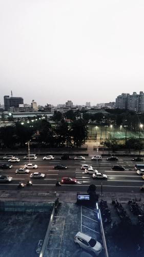 a parking lot full of cars in a parking lot at 高第商旅 Gaudi Hotel in Kaohsiung