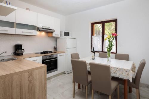 Η κουζίνα ή μικρή κουζίνα στο Pavao Apartments