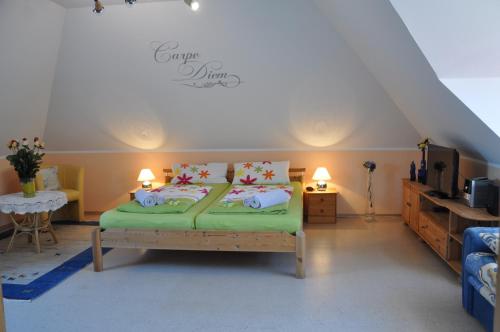 Giường trong phòng chung tại Ferienwohnung an der Allee