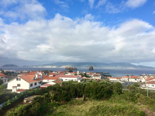 a town on a hill with the ocean in the background at Villa Da Madalena in Madalena