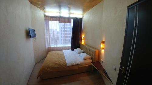 Ένα ή περισσότερα κρεβάτια σε δωμάτιο στο Seven Eleven Apartment HOTEL in Most City