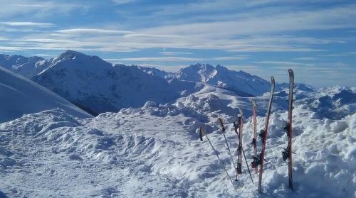a group of skis in the snow on a mountain at Le balcon des cimes in Adast