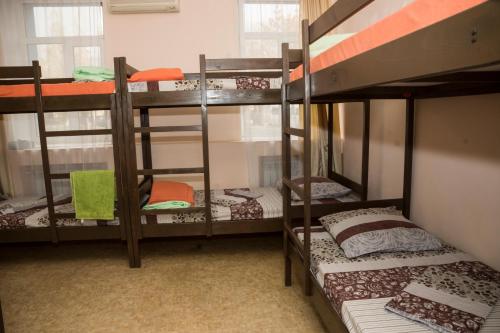 Двухъярусная кровать или двухъярусные кровати в номере Хостел Колумб