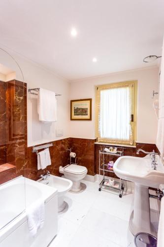 a bathroom with a toilet and a sink at Tenuta Del Gallo in Amelia