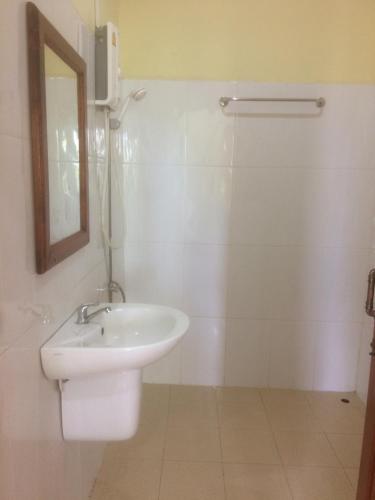 Bilik mandi di Nongsak Riverside Guesthouse & Nongsak Guesthouse