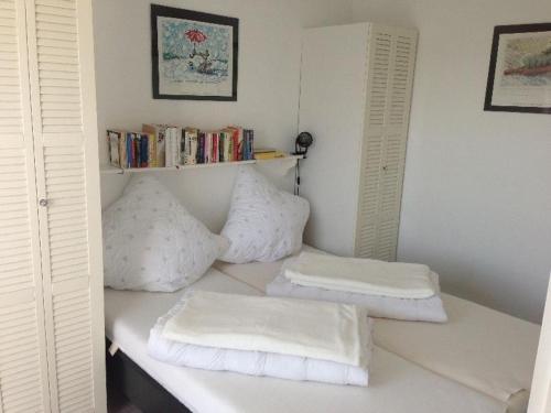 Un pat sau paturi într-o cameră la Haus-Sonnenschein-Wohnung-5