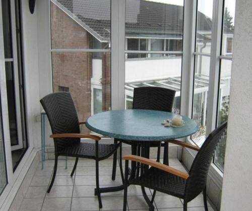 グレーミッツにあるHaus-Sonnenschein-Wohnung-5のテーブルと椅子付きのバルコニー