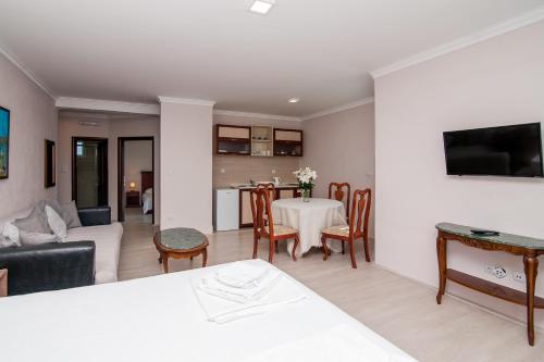 TV a/nebo společenská místnost v ubytování Open Sea Apartments