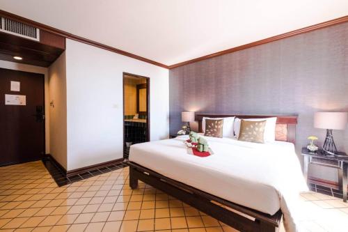 Säng eller sängar i ett rum på Jomtien Thani Hotel