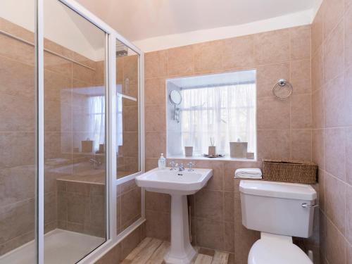 une salle de bain avec toilettes, douche et lavabo dans l'établissement Box Cottage, à Broadway