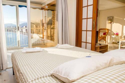 En eller flere senge i et værelse på Apartamentos Halcón