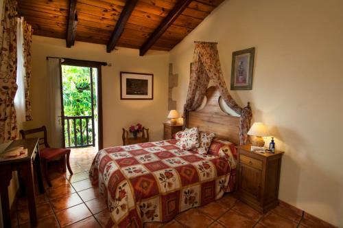A bed or beds in a room at La Bodega Casa Rural, Tenerife.