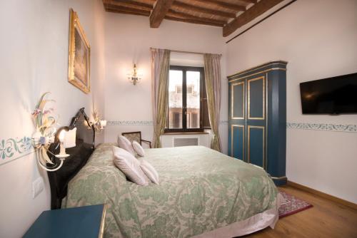 a bedroom with a large bed and a window at Palazzo Pacini in Colle Val D'Elsa