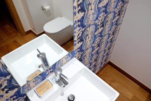 een badkamer met een wastafel en een toilet bij Casas do Forte do Pico in Funchal