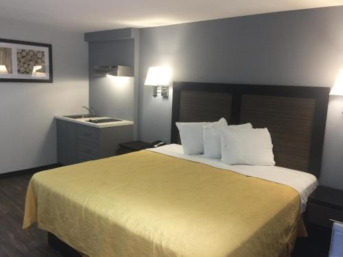 Katil atau katil-katil dalam bilik di Hillside Motel Glen Mills