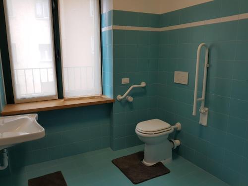 uma casa de banho com um WC e um lavatório em I Personaggi em Udine